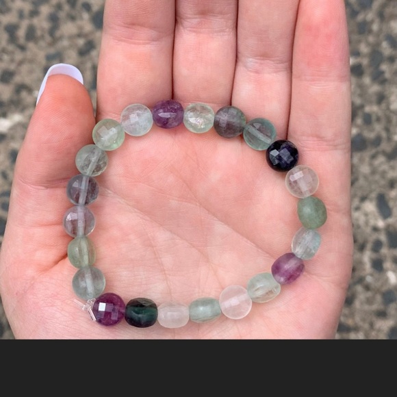 NWOT green, clear, and purple flourite beaded elastic bracelet. - Picture 2 of 3